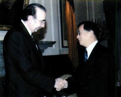 R I President Frank J Devlyn visited Taipei 2001